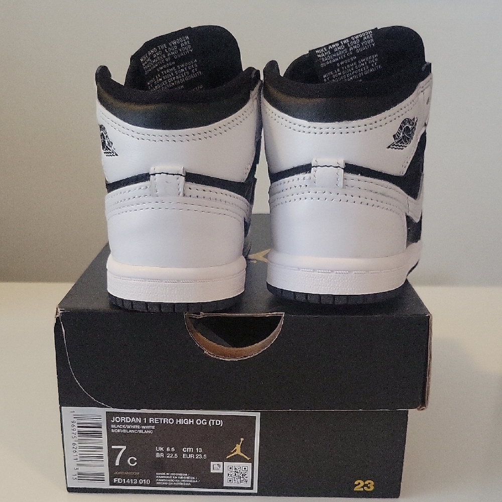 Nike Kids' Air Jordan 1 Retro High OG Black/White Shoes - Picture 3 of 6